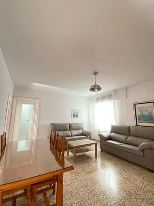 Foto 2 de Alquiler de piso en calle Castillo de Constantina de 3 habitaciones con terraza y muebles