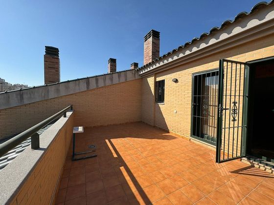 Foto 1 de Casa en venda a Juan Carlos I de 4 habitacions amb terrassa i garatge