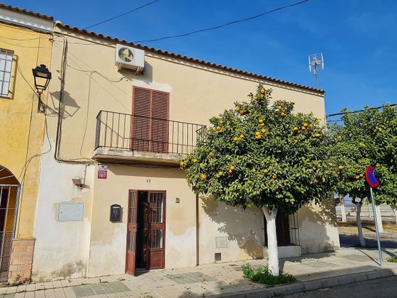 Foto 2 de Casa adossada en venda a calle Los Milagros de 3 habitacions amb balcó