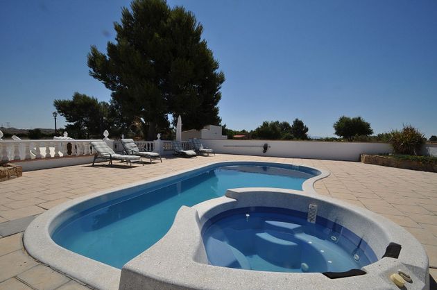 Foto 1 de Casa en venda a Villena de 5 habitacions amb piscina i jardí