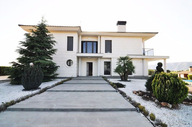 Foto 1 de Casa en venda a Villena de 4 habitacions amb terrassa i piscina