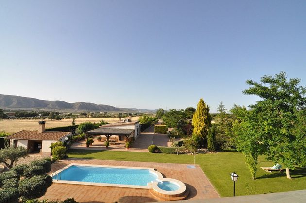 Foto 2 de Casa en venda a Villena de 4 habitacions amb terrassa i piscina