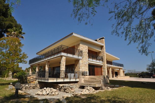 Foto 2 de Casa en venda a Elda de 8 habitacions amb terrassa i piscina