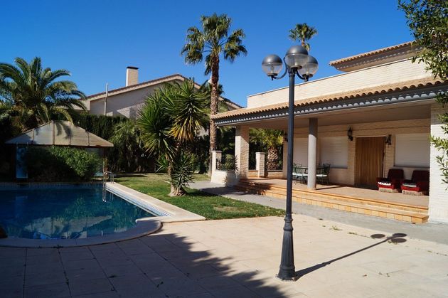Foto 2 de Casa en venta en Elda de 4 habitaciones con terraza y piscina