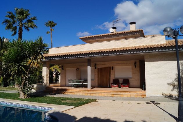 Foto 1 de Casa en venda a Elda de 4 habitacions amb terrassa i piscina
