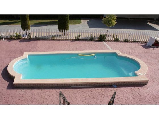 Foto 2 de Casa en venda a Yecla de 6 habitacions amb piscina i garatge