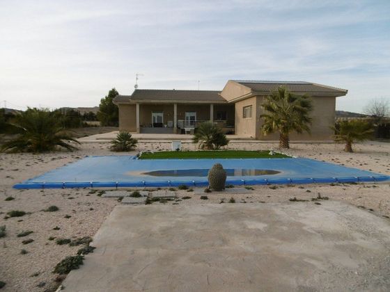 Foto 2 de Casa en venda a Yecla de 3 habitacions amb piscina i garatge