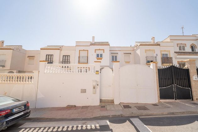 Foto 1 de Casa adosada en venta en Huércal de Almería de 5 habitaciones con terraza y jardín