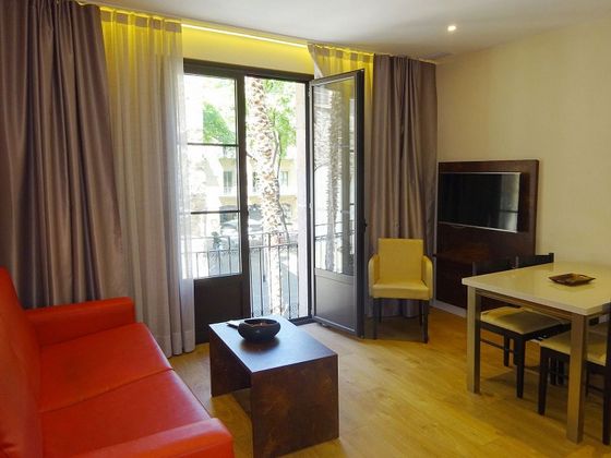 Foto 2 de Pis en lloguer a El Raval de 2 habitacions amb mobles i balcó