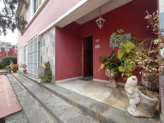 Foto 2 de Casa adossada en venda a Ciudad Jardín de 8 habitacions amb terrassa i garatge
