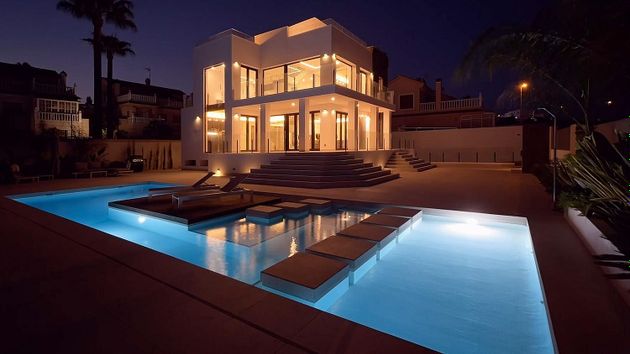 Foto 2 de Xalet en venda a Playa de los Locos de 5 habitacions amb terrassa i piscina