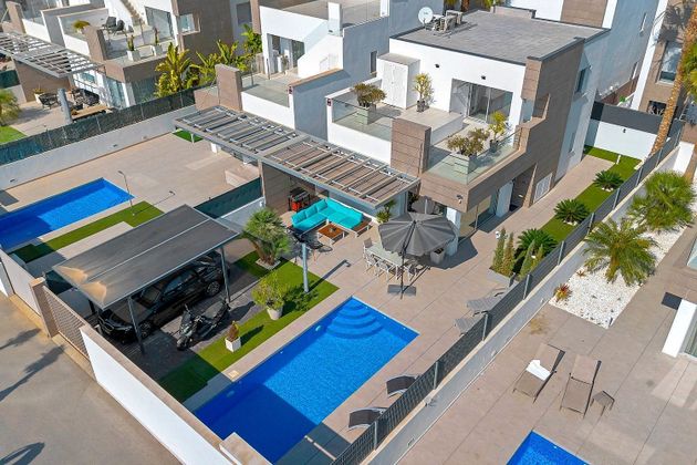 Foto 1 de Venta de chalet en calle La Rambla de 3 habitaciones con terraza y piscina