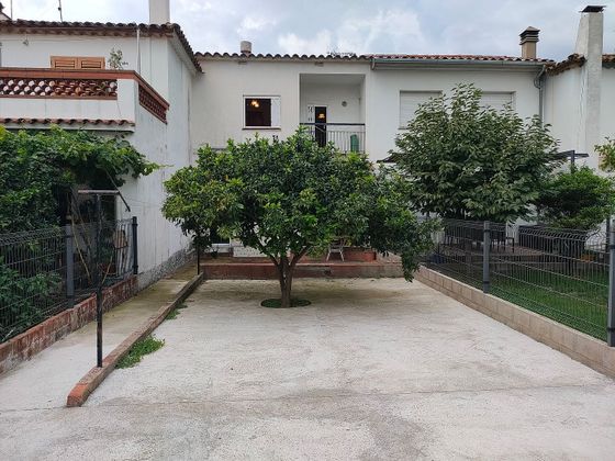 Foto 2 de Venta de casa adosada en calle Rafel Masó de 4 habitaciones con terraza y piscina