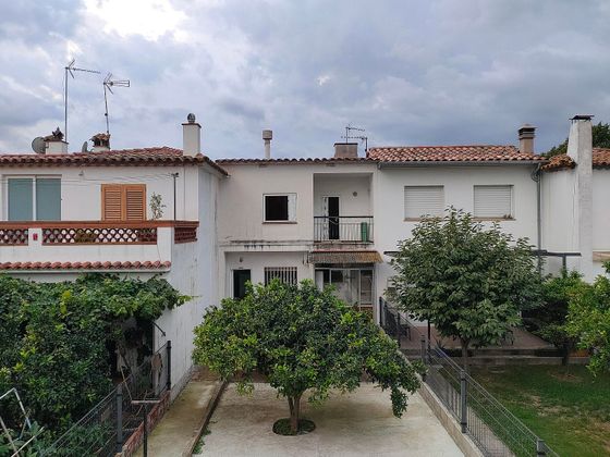 Foto 1 de Casa adossada en venda a calle Rafel Masó de 4 habitacions amb terrassa i piscina