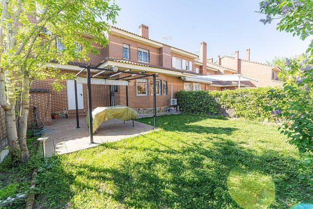 Foto 1 de Casa adossada en venda a Griñón de 4 habitacions amb terrassa i jardí