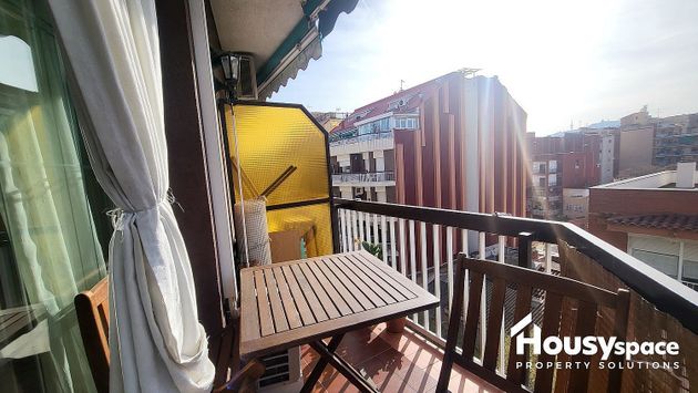Foto 1 de Piso en alquiler en Sant Andreu de Palomar de 4 habitaciones con muebles y balcón