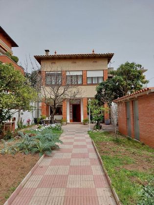 Foto 1 de Xalet en lloguer a calle Del Canigó de 4 habitacions amb terrassa i jardí