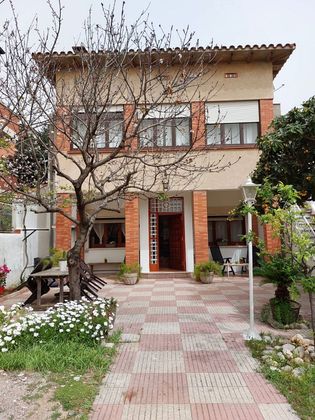 Foto 2 de Alquiler de chalet en calle Del Canigó de 4 habitaciones con terraza y jardín