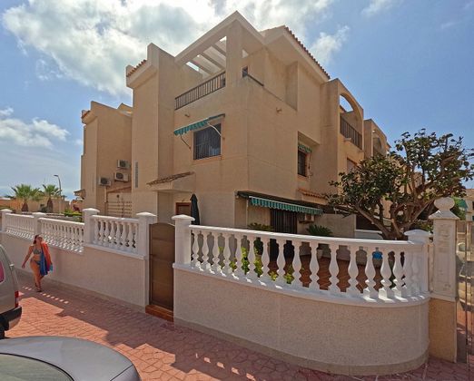 Foto 1 de Casa adossada en venda a calle Pintor Antonio Lopez de 5 habitacions amb terrassa i piscina