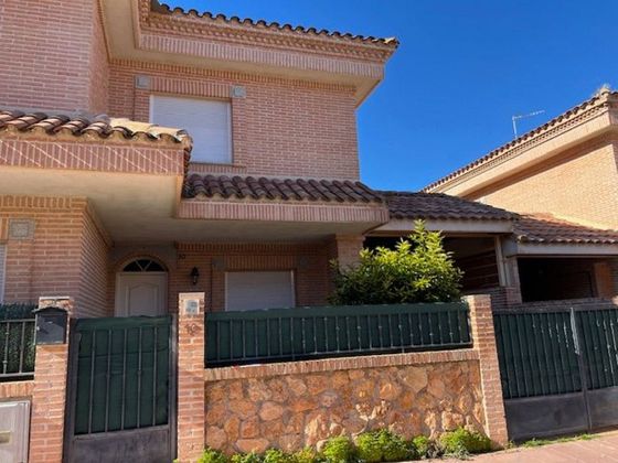 Foto 1 de Casa adossada en venda a calle Tirso de Molina de 4 habitacions amb jardí i balcó