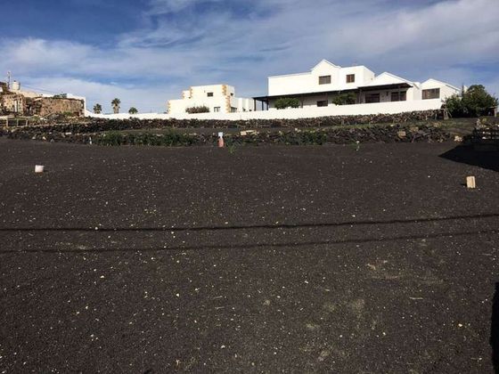 Foto 1 de Venta de terreno en Tinajo de 1750 m²