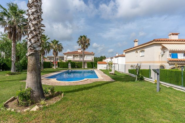 Foto 1 de Casa adossada en venda a calle Bertran de Castellet de 4 habitacions amb terrassa i piscina