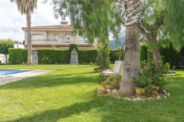 Foto 2 de Casa adossada en venda a calle Bertran de Castellet de 4 habitacions amb terrassa i piscina