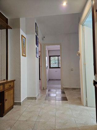Foto 2 de Venta de piso en calle Amadeu Vives de 2 habitaciones con terraza y aire acondicionado