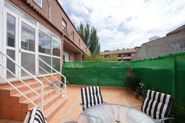 Foto 1 de Casa adossada en venda a Villanueva de la Cañada de 5 habitacions amb terrassa i garatge