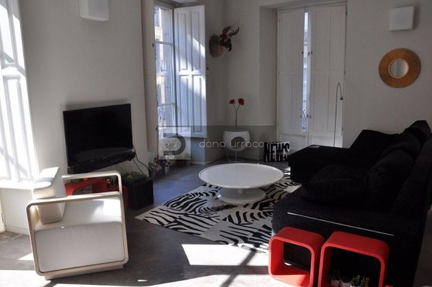 Foto 1 de Pis en lloguer a Casco Viejo de 1 habitació amb mobles i balcó