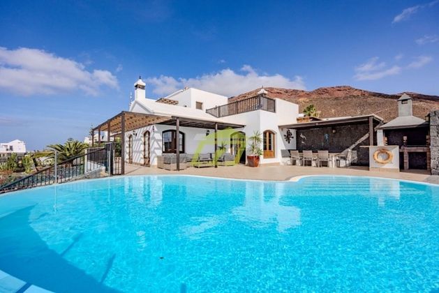 Foto 1 de Casa en venta en Playa Blanca de 5 habitaciones con piscina y garaje