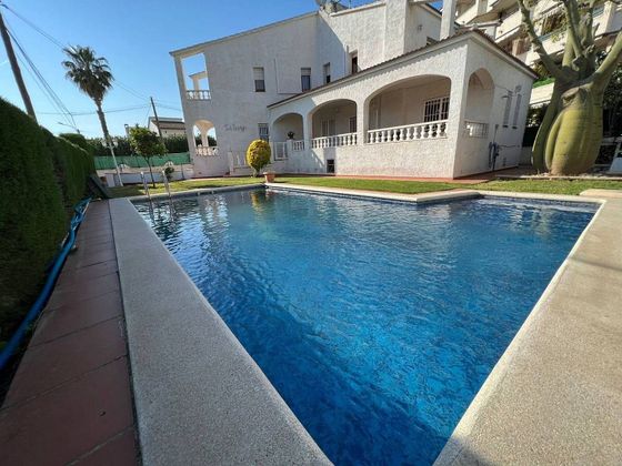 Foto 1 de Casa en venta en Cunit Diagonal de 5 habitaciones con terraza y piscina