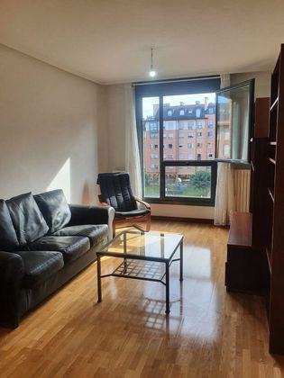 Foto 2 de Alquiler de piso en Huca - Prados de 2 habitaciones con terraza y garaje
