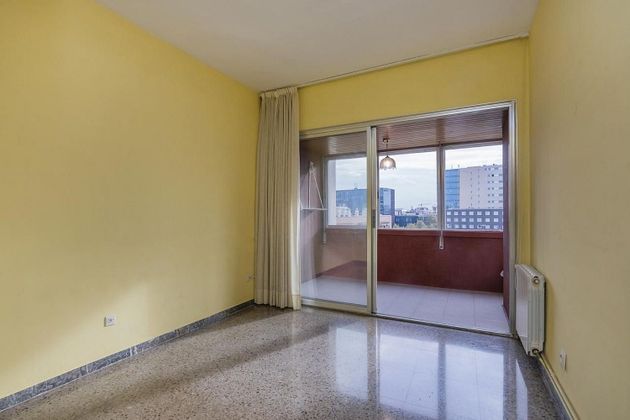 Foto 2 de Venta de piso en El Poblenou de 3 habitaciones con terraza y aire acondicionado