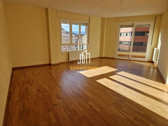 Foto 2 de Venta de piso en Universidad - Los Lirios de 4 habitaciones con terraza y piscina