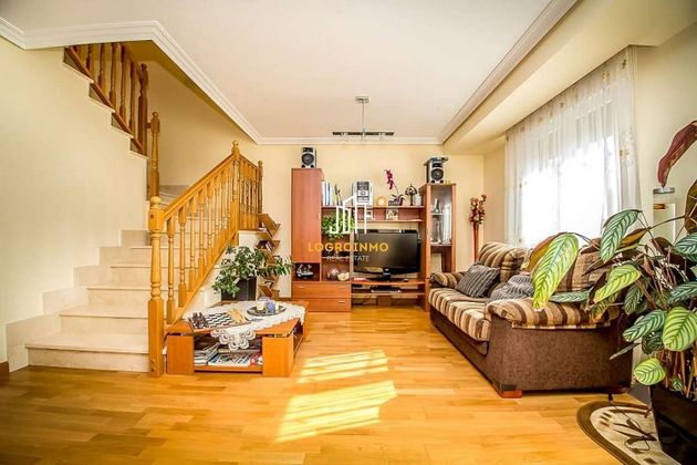 Foto 1 de Casa adossada en venda a Viana de 3 habitacions amb terrassa i garatge