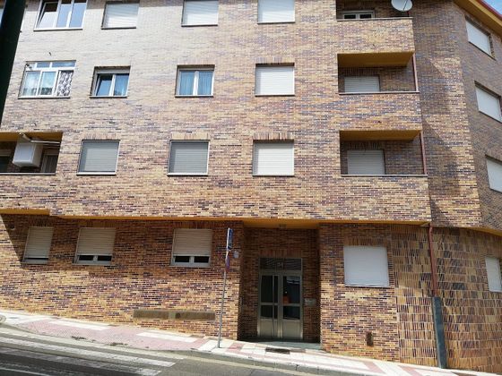 Foto 1 de Venta de piso en Trobajo del Camino de 1 habitación con garaje y ascensor