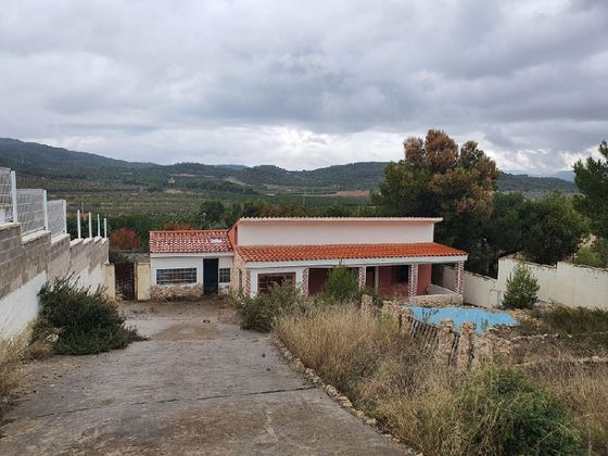 Foto 2 de Casa en venda a Villar del Arzobispo de 4 habitacions amb piscina