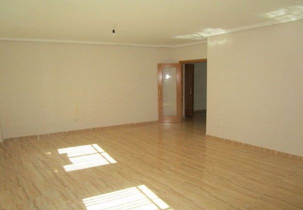 Foto 2 de Piso en venta en Valdepeñas de 3 habitaciones con terraza