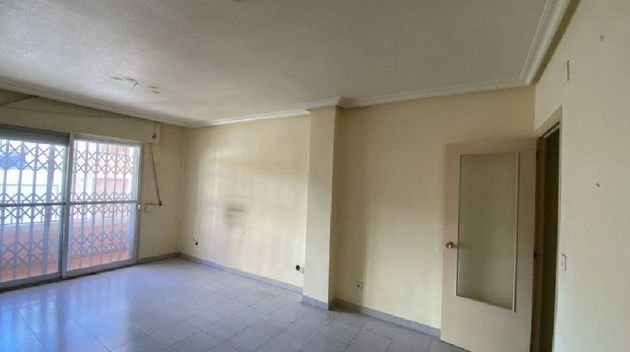 Foto 2 de Piso en venta en Daya Nueva de 3 habitaciones con garaje y balcón