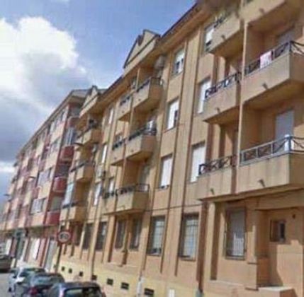 Foto 1 de Venta de piso en Villarrobledo de 2 habitaciones con garaje y balcón