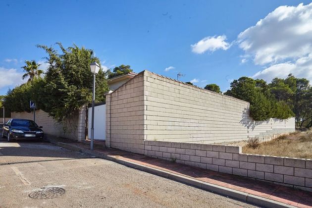 Foto 2 de Casa en venta en Linares de 4 habitaciones con piscina y garaje