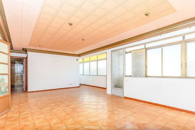 Foto 2 de Pis en venda a Benicalap de 6 habitacions i 121 m²