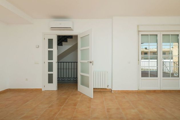 Foto 2 de Casa en venta en Ugena de 4 habitaciones con aire acondicionado