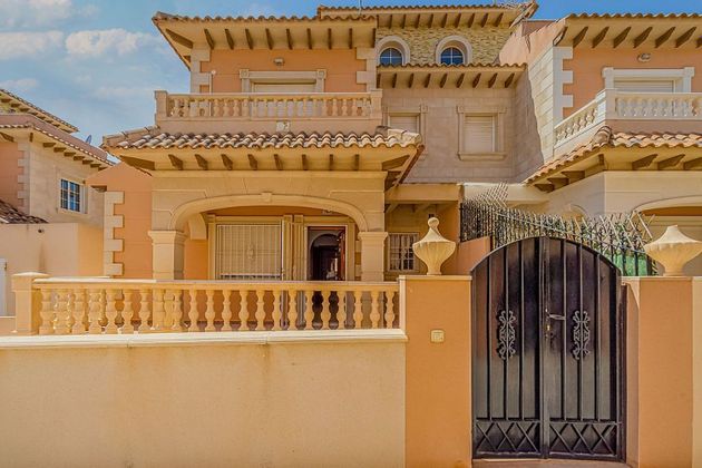 Foto 1 de Casa en venta en Nueva Torrevieja - Aguas Nuevas de 3 habitaciones con terraza y garaje