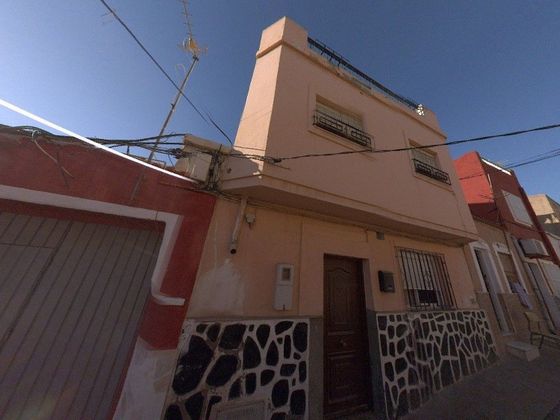 Foto 1 de Casa en venda a La Chanca - Pescadería de 3 habitacions i 105 m²