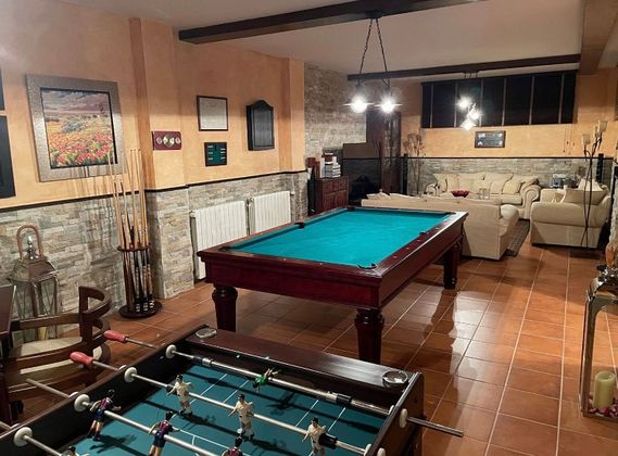 Foto 1 de Casa adossada en venda a calle De Valdesquí de 4 habitacions amb terrassa i piscina