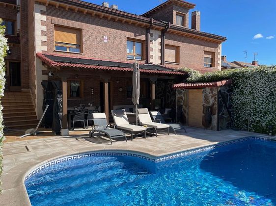 Foto 2 de Casa adossada en venda a calle De Valdesquí de 4 habitacions amb terrassa i piscina