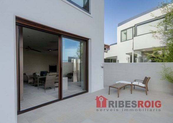 Foto 1 de Venta de casa adosada en Sant Pere de Ribes Centro de 4 habitaciones con jardín y balcón