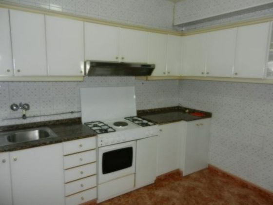 Foto 2 de Venta de piso en Recatelo - O Carme de 3 habitaciones con garaje y calefacción